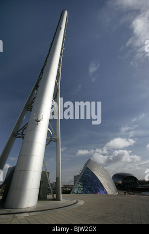 Stadt in Glasgow, Schottland. Breiter seitlicher Blick des Turmes Glasgow Science Centre und IMAX-Kino im Hintergrund. Stockfoto