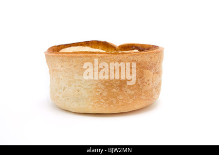 Kleine Runde schottischen Stil Steak und Soße Pie auf weißen Hintergrund isoliert. Stockfoto