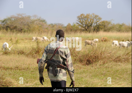 Süd-SUDAN, Cuibet in der Nähe von Rumbek, Dinka Stamm, Schäfer, bewaffnet mit Kalaschnikow AK-47 schützen ihre Zebu-Kühe aus feindlichen Rinder Raider Stockfoto