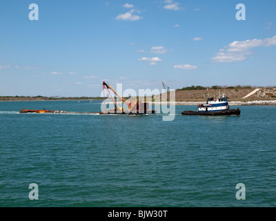 SCHLEPPER-KAPITÄN JEROME ABSCHLEPPEN DREDGE AUS PORTCANAVERAL IN FLORIDA USA Stockfoto