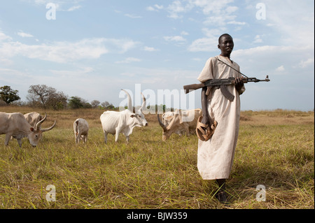 Süd-SUDAN, Cuibet in der Nähe von Rumbek, Dinka Stamm, Schäfer, bewaffnet mit Kalaschnikow AK-47 schützen ihre Zebu-Kühe aus feindlichen Rinder Raider Stockfoto