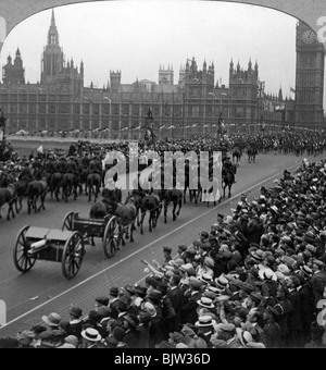 Artillerie in der große Marsch der Truppen des Imperiums, die Westminster Bridge, London, 1919 (?). Artist: Realistische Reisen Verlage Stockfoto