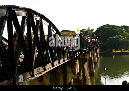 Die Brücke über den Fluss Kwai in Kanchanaburi, Thailand. Stockfoto