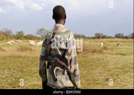 Süd-SUDAN, Cuibet in der Nähe von Rumbek, Dinka Stamm, Schäfer, bewaffnet mit Kalaschnikow AK-47 schützen ihre Zebu-Kühe aus feindlichen Rinder Raider Stockfoto