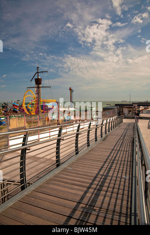 Eingang zum Pier am Southend-on-Sea mit Amusement Park angrenzend Stockfoto