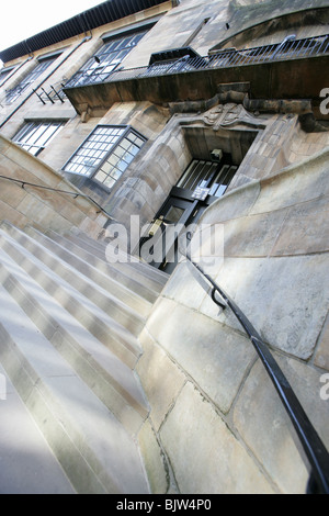 Stadt in Glasgow, Schottland. Seitlicher Blick auf den Haupteingang der Charles Rennie Mackintosh entwarf Glasgow School of Art. Stockfoto