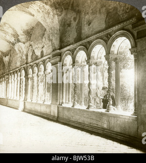 Gewundene Säulen im Kreuzgang, Basilika St. Paul vor den Mauern Rom, Italien. Artist: Underwood & Underwood Stockfoto