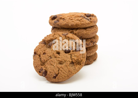 Turm von Double Choc Chip Kekse aus niedrigen Sicht auf weißen Hintergrund isoliert. Stockfoto