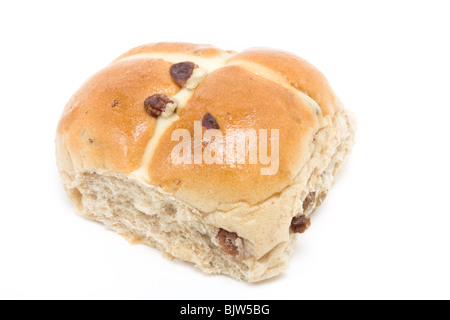 Klebrige Hot Cross Bun isoliert vor weißem Hintergrund. Stockfoto