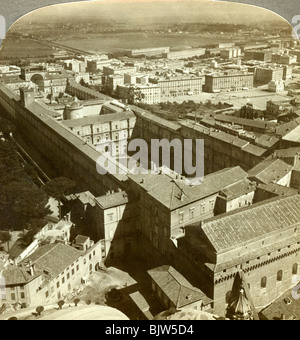 Vatikanischen Palast von der Kuppel von St. Peter Basilika, Rom, Italien. Artist: Underwood & Underwood Stockfoto