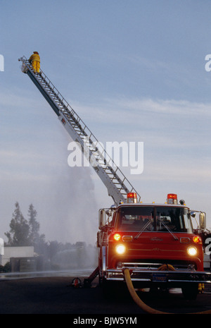 Feuerwehrmann auf LKW Feuerwehr Drehleiter Stockfoto