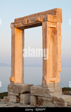 Sonnenaufgang über dem Tempel des Apollo-Bogen, Insel Naxos, Griechenland Stockfoto