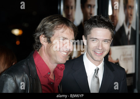 DENNIS QUAID & TOPHER GRACE IN guten Unternehmen FILM PREMIERE CHINESE THEATRE HOLLYWOOD LOS ANGELES USA 6. Dezember 2004 Stockfoto