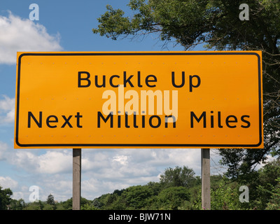 Buckle Up nächste Million Miles Autobahn Zeichen. Stockfoto