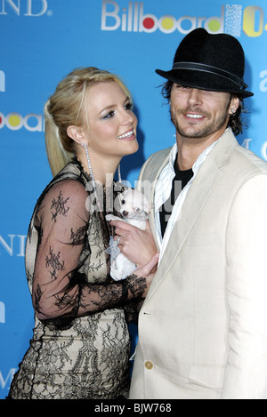 BRITNEY SPEARS, KEVIN FEDERLINE & Hund 2004 BILLBOARD MUSIC AWARDS MGM GRAND GARDEN ARENA MGM GRAND HOTEL LAS VEGAS USA 08 Dezem Stockfoto