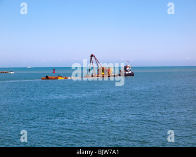 SCHLEPPER-KAPITÄN JEROME ABSCHLEPPEN BAGGER SAND AUF DIE STRÄNDE SÜDLICH VON CAPE CANAVERAL IN FLORIDA USA VERSCHIEBEN Stockfoto