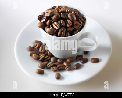 Kaffeetassen und Kaffeebohnen Stockfoto