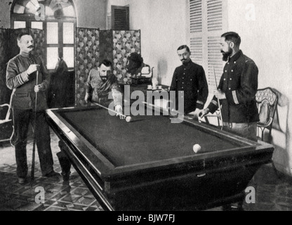 Henri Gouraud, französischer Soldat, spielen Billard, 1895. Artist: Unbekannt Stockfoto