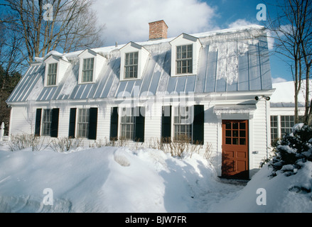 "Haus im Winter mit Schnee" Stockfoto