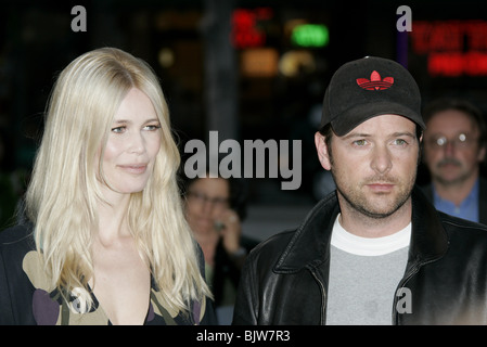 CLAUDIA SCHIFFER & MATTHEW VAUGHN Schicht Kuchen LOS ANGELES PREMIE EGYPTIAN THEATRE HOLLYWOOD LOS ANGELES USA 2. Mai 2005 Stockfoto