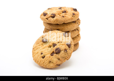 Turm von Choc Chip n Hazlenut Kekse aus niedrigen Sicht auf weißen Hintergrund isoliert. Stockfoto