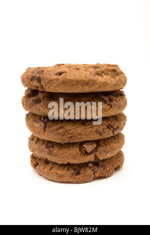 Turm von Double Choc Chip Kekse aus niedrigen Sicht auf weißen Hintergrund isoliert. Stockfoto