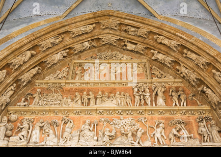 Skulpturen aus der Genesis auf dem Westportal des Ulmer Münsters in Baden-Württemberg, Deutschland. Stockfoto