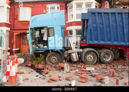 HGV artikuliert LKW prallte vor dem Haus Stockfoto