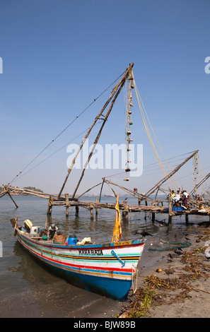 Fort Cochin, Chinesische Fischernetze, Kochi, Kerala, Indien gefärbt hell Boot Stockfoto