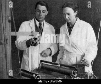 Frederic Joliot und Irene Joliot-Curie, französische Wissenschaftler, 1935. Artist: Unbekannt Stockfoto