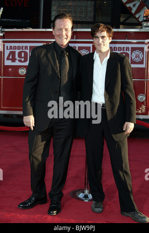 ROBERT PATRICK & JOAQUIN PHOENIX LADDER 49 Welt FILM PREMIERE HOLLYWOOD LOS ANGELES USA 20. September 2004 Stockfoto