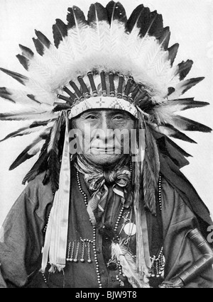 Eine Native American chief seine Kopfbedeckung tragen. Artist: Unbekannt Stockfoto