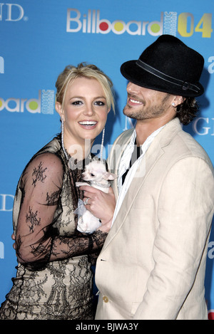 BRITNEY SPEARS, KEVIN FEDERLINE & Hund 2004 BILLBOARD MUSIC AWARDS MGM GRAND GARDEN ARENA MGM GRAND HOTEL LAS VEGAS USA 08 Dezem Stockfoto