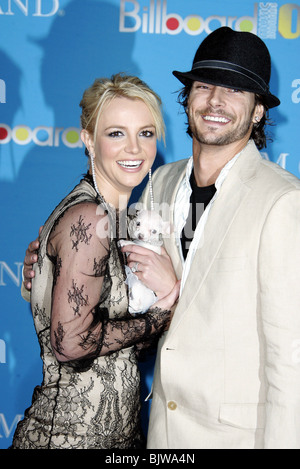 BRITNEY SPEARS, KEVIN FEDERLINE & Hund 2004 BILLBOARD MUSIC AWARDS MGM GRAND GARDEN ARENA MGM GRAND HOTEL LAS VEGAS USA 08 Dezem Stockfoto