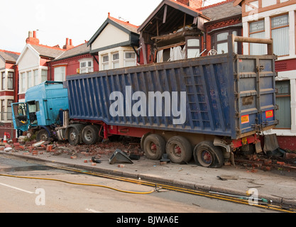 HGV artikuliert LKW prallte vor dem Haus Stockfoto