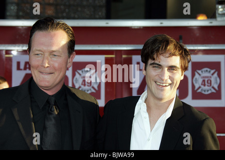 ROBERT PATRICK & JOAQUIN PHOENIX LADDER 49 Welt FILM PREMIERE HOLLYWOOD LOS ANGELES USA 20. September 2004 Stockfoto