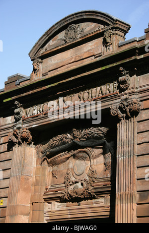 Stadt in Glasgow, Schottland. Architektonisches Detail über die Bell Street Eingang zum Merchant Square. Stockfoto