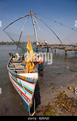Indien, Kerala, Kochi, Fort Cochin, Chinesische Fischernetze, Fischer mit bunten Boot Stockfoto