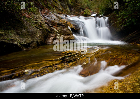 Wasserfall auf Duke's Creek stromaufwärts der Hauptfälle im Duke's Creek State Park nördlich von Helen, Georgia. Duke's Creek entsteht durch die Kombination von Little Low Gap Branch und Bear Den Creek in den Bergen von North Georgia außerhalb von Helen. Es wird schnell durch Dodd Creek verbunden, dann fließt im Allgemeinen nach Süden, bis es im Chestateee River in White County leert. Duke's Creek ist bekannt für seine Forellenangeln. Stockfoto