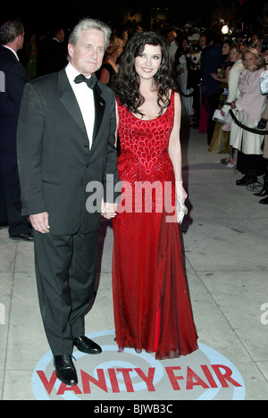 MICHAEL DOUGLAS & CATHERINE ZETA JONES 2004 VANITY FAIR OSCAR PARTY MORTONS BEVERLY HILLS LOS ANGELES USA 29. Februar 2004 Stockfoto