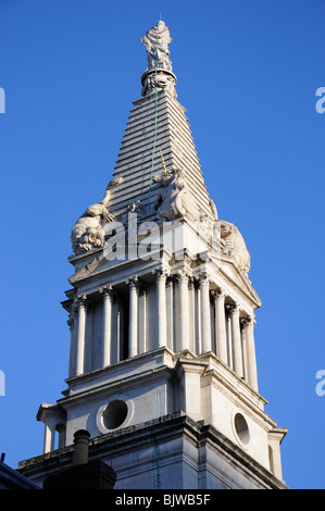 Der ungewöhnliche Turm der St.-Georgs Bloomsbury, kleine Russell Street, London, England, UK. Stockfoto