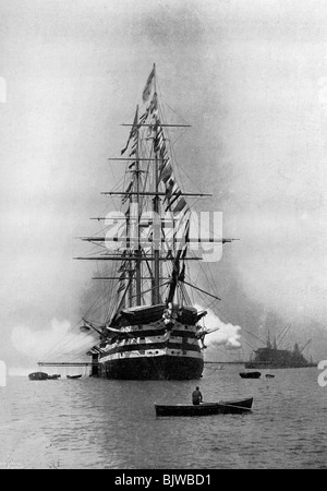 HMS "Duke of Wellington" feuerte Royal Salute als Aushängeschild in Portsmouth, Hampshire, 1896. Artist: Symonds & Co. Stockfoto