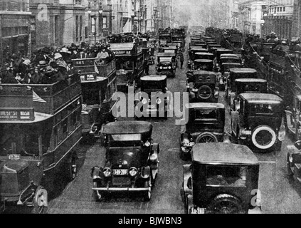 Der Verkehr auf der 5th Avenue, wie von einem Control Tower, New York City, USA gesehen, c 1930. Artist: Ewing Galloway Stockfoto