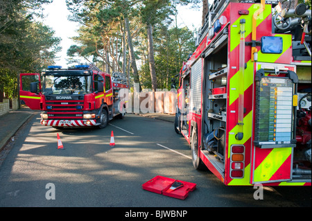 Zwei Feuerwehrautos geparkt wehren aus Stellung bei Verkehrsunfall Stockfoto