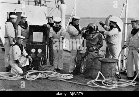 Taucher und sein Gerät an Bord der HMS "Blake", 1896. Künstler: Gregory & Co. Stockfoto