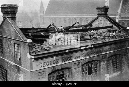 Schäden in den ersten Bombenangriff auf London, 1915 (1937). Artist: Central Presse Stockfoto