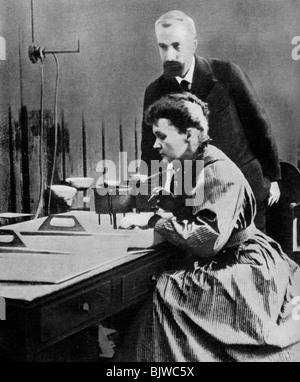 Pierre und Marie Curie in Ihrem Labor, 1898 (1951). Artist: Unbekannt Stockfoto