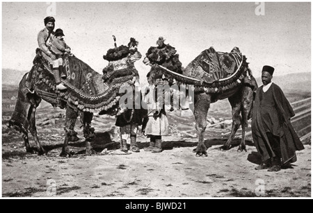Pilger mit ihren Kamelen auf dem Weg nach Kerbela, Irak, 1925. Artist: Kerim Stockfoto