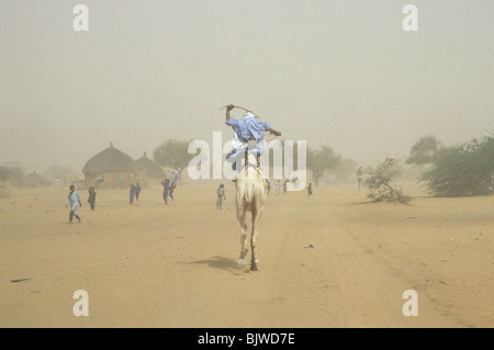 Kamelrennen in der Wüste Sahara während der Fete Tabaski, Tarbiat, Niger, Westafrika Stockfoto