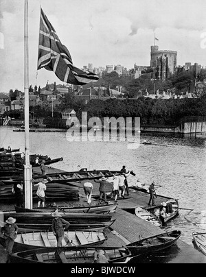 "Die Union Jack Flying Halbmast am Eton College Bootshaus", Berkshire, 1910. Artist: Unbekannt Stockfoto